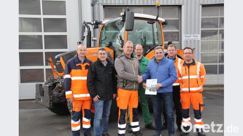 Groß war die Freude beim Bauhofpersonal um Leiter Josef Fuchs (Dritter von links), als Bürgermeister Norbert Eckl (Dritter von rechts) und Baywa-Vertreter Thomas Hösl (Zweiter von links) den neuen Fendt 300 Vario übergaben. Bild: frd