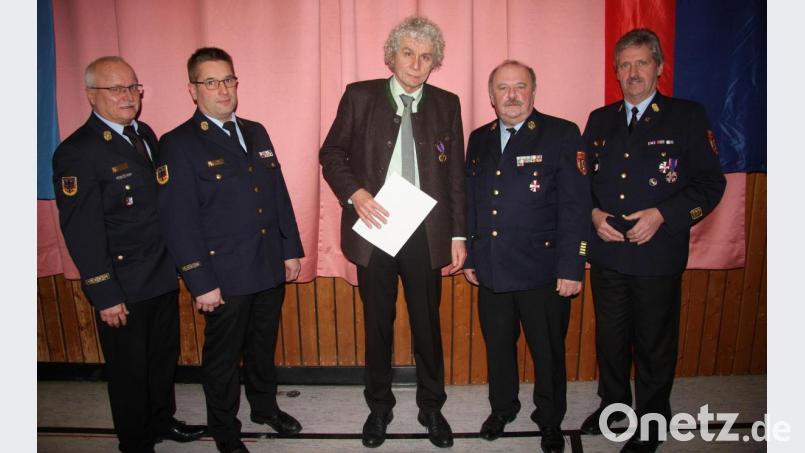 Landrat Wolfgang Lippert (Bildmitte) wurde mit der Ehrenmedaille des Deutschen Feuerwehrverbandes ausgezeichnet. Mit im Bild von links die Kreisbrandinspektoren Otto Braunreuther und Stefan Gleißner sowie (von rechts) Kreisbrandmeister Lorenz Müller und Kreisbrandrat Andreas Wührl. Bild: wro