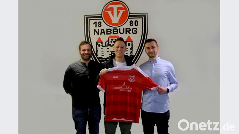 Den Fußball-Abteilungsleitern des TV Nabburg, Christoph Schärtl (links) und Felix Scharf (rechts), ist ein echter Coup gelungen: Ex-Profi Sven Seitz übernimmt zur neuen Saison das Traineramt beim Kreisligisten. Bild: exb