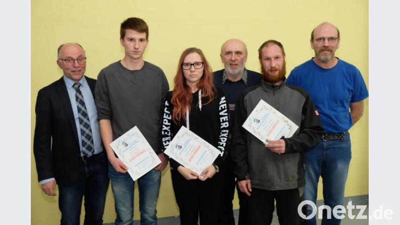 In der Jahreshauptversammlung zeichnen Thomas Edl (rechts) und Alexander Böhm (Vierter von links) langjährige Mitglieder mit der Verbandsnadel der Bayerischen Rassegeflügelzüchter aus. Auch Bürgermeister Albert Nickl (von links) gratuliert Stefan Held, Jessica Müller und Marcel Müller. Bild: do