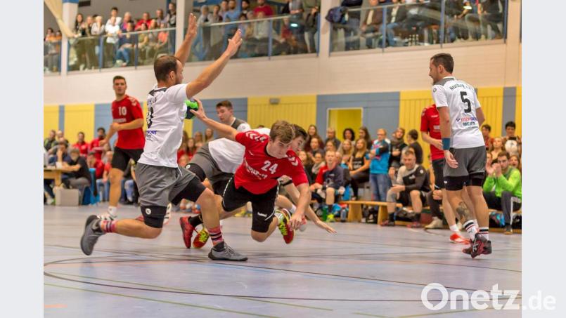 Kampf um jeden Zentimeter Hallenboden, wie hier im Hinspiel, wird es auch am frühen Samstagabend beim Lokalderby zwischen dem HV Oberviechtach und dem FC Nebunburg vorm Wald geben. Bild: Günter Uschold (gud)
