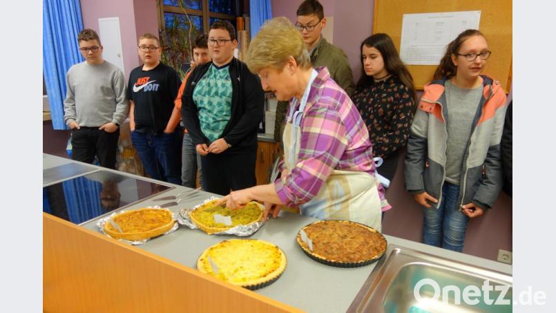 Gut schmeckte den Schülern die von Hauswirtschaftslehrerin Irmgard Hermann servierte Quiche. Bild: tra
