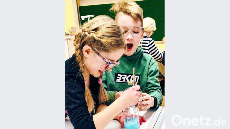 Viel Freude am Experimentieren. Bild: Markus Hammer/exb