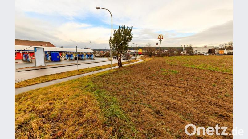 Auf dem freien Grundstück rechts plant die Volksbank-Raiffeisenbank Regensburg-Schwandorf ihr neues Finanzberatungs- und Betreuungszentrum im Brunnfeld. Bild: Hösamer