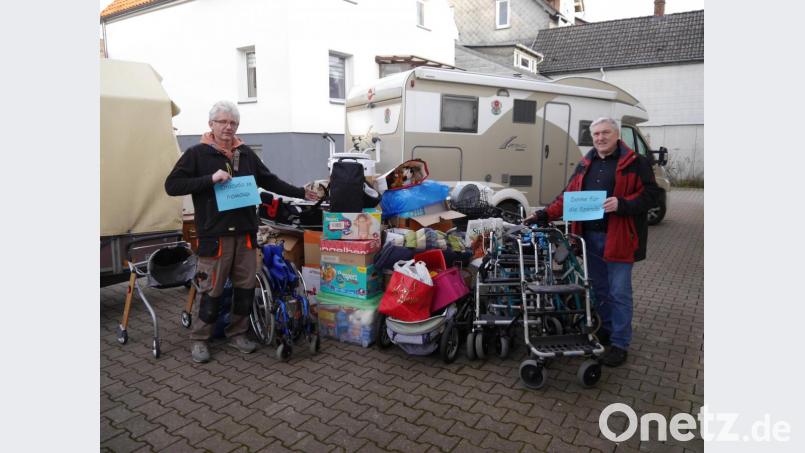 Dankeschön in deutscher und kyrillischer Sprache: Alexander Löwens (links) und Reinhold Erdelt beim gemeinsamen Ausladen der Hilfsgüter aus der Oberpfalz. Bild: hka