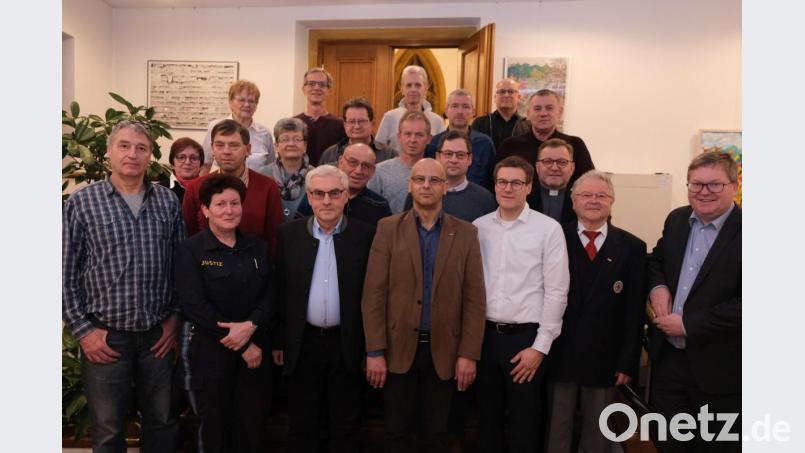 BRK-Kreisvorsitzender Gerd Geismann (Zweiter von rechts) und Oberbürgermeister Michael Cerny (rechts) ehrten fleißige Blutspender im Amberger Rathaus. Bild: usc