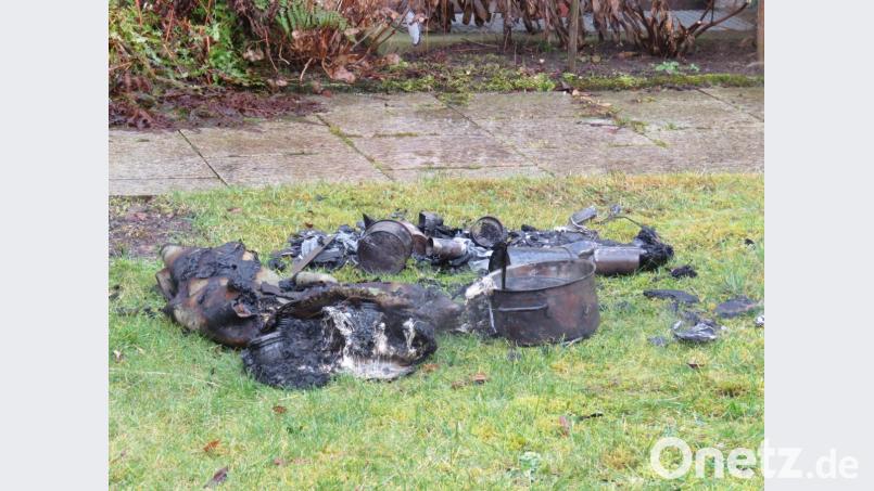 Verbranntes aus der komplett zerstörten Küche: Vermutlich Essen, das auf dem eingeschalteten Herd vergessen wurde, löste den Brand in Sulzbach-Rosenberg aus. Bild: Polizeiinspektion Sulzbach-Rosenberg