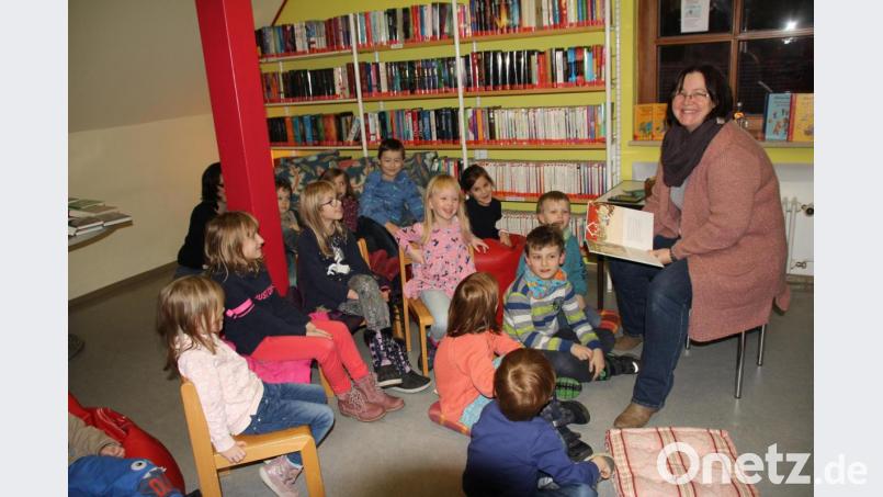 Lesepatin Alexandra Bayer las den Kindern aus &quot;Michel aus Lönneberga&quot; vor. Bild: frd
