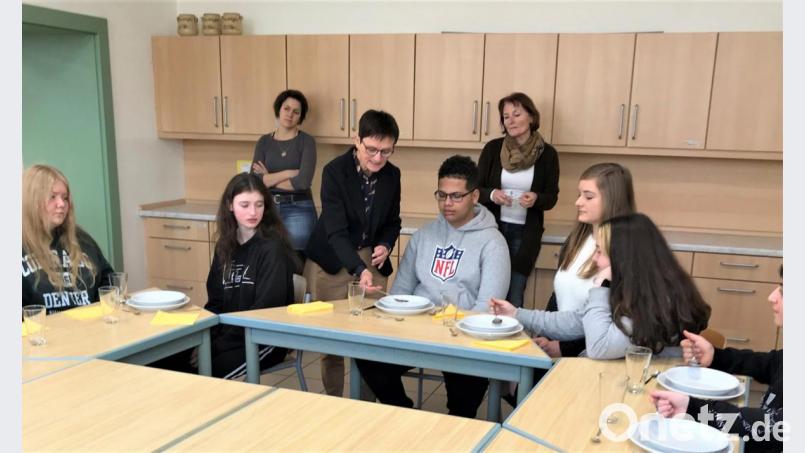Richtig sitzen, essen und sich benehmen: Die Neuntklässler der Grafenwöhrer Mittelschule bekommen Unterricht im guten Benehmen. Bild: rgr