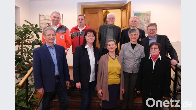 Seit 25 beziehungsweise 40 Jahren leisten diese Frauen und Männer ehrenamtlichen Dienst beim Roten Kreuz. Dafür wurden sie nun ausgezeichnet. Bild: usc