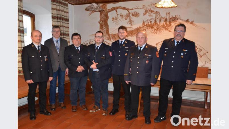 Die Feuerwehr Tröbes hat eine neue Führung. Vorsitzender ist Manuel Balk (Mitte). Sein Stellvertreter ist Karl Frischholz (Dritter von links). Dazu gratulieren Kommandant Johann Neuber und Bürgermeister Hermann Ach (von links) sowie Kreisbrandmeister Thomas Kleber, Kreisbrandinspektor Martin Weig und zweiter Kommandant Michael Bauer (von rechts). Bild: gi