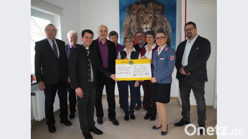 5000 Euro gehen an den Ambulanten Hospizdienst Weiden-Neustadt der Malteser. Den Scheck überreichen Mitglieder des Lions-Hilfswerks. Es ist der Erlös eines Benefizkonzerts in Neunkirchen. Bild: krb
