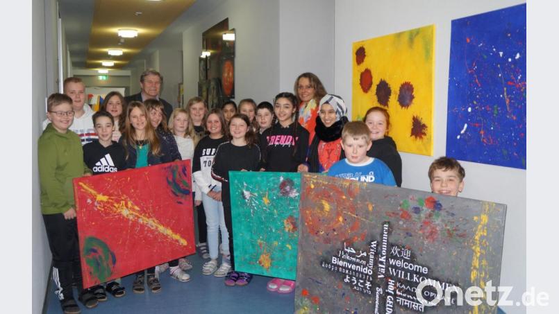 Rektor Werner Winderl freute sich gemeinsam mit Lehrerin und Initiatorin Anja Pongratz über die gelungenen Werke der Schüler, die nun den Rektoratsgang zieren. Bild: weu