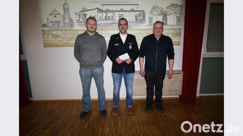 Schützenmeister Roland Hösl (links) und Vize-Feuerwehrvorsitzender Markus Dötsch überreichen im Namen der Schützengesellschaft „Eichenlaub“ und der Feuerwehr Zessau-Weihersberg 400 Euro an den Leiter der Pressather „Helfer vor Ort“ (HvO) Florian Eibl. Bild: bjp