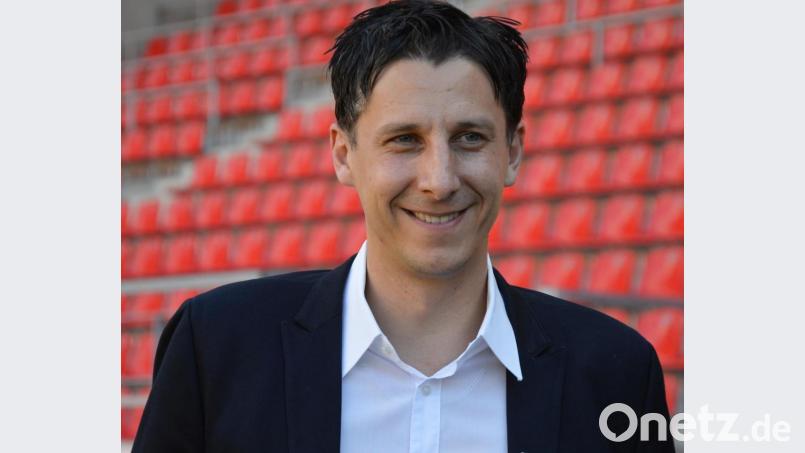 Der Geschäftsführer des SSV Jahn Regensburg, Christian Keller, diskutiert in der Berufsschule über Fußball und Rassismus Archivbild: Fabian Leeb