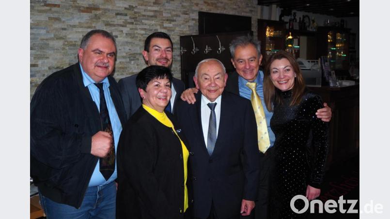 Zum 90 Geburtstag kommt auch die Familie, um Josef Pollack zu gratulieren. Bild: mue