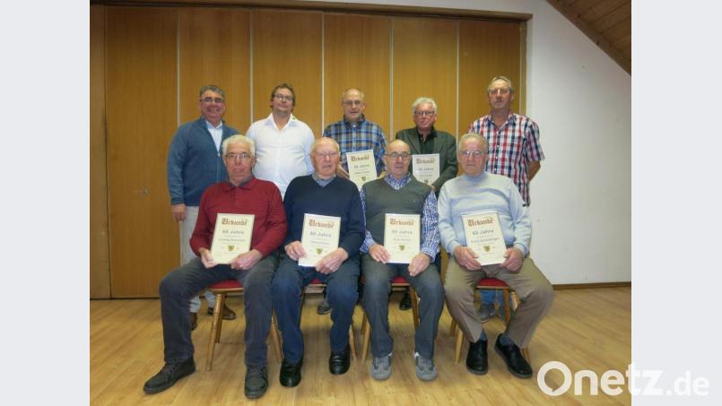 Die DJK Seugast ehrt langjährige Mitglieder (von links): Bürgermeister Norbert Bücherl, Ludwig Rauscher (60 Jahe), Vorsitzender Thomas Macke, Georg Kraus (60 Jahre), Walter Dotzler (50 Jahre), Rudi Schönl (60 Jahre), Emil Lehner (50 Jahre), Franz Schönberger (60 Jahre) und Dritter Vorsitzender Franz Zilbauer. Bild: Florian Siegert