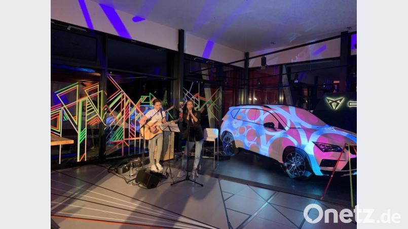 "Voice of Germany"-Stimme Lea Herdt trat bei der Vorstellung der neuen Fahrzeuge (im Bild ein Cupra) musikalisch für die Gäste auf. Lea (20) kommt aus der Nähe von Regensburg. Bild: Kari Anne List