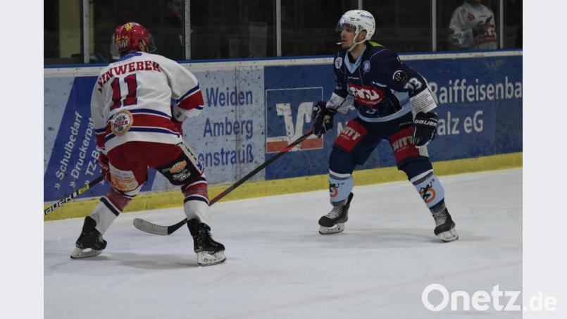 Die Blue Devils unterlagen am Freitag beim EV Lindau mit 3:4 nach Verlängerung. Tomas Rubes (rechts, Szene aus der Partie gegen Deggendorf) traf drei Sekunden vor Ende der regulären Spielzeit zum 3:3. Bild: gb