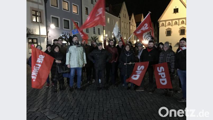 Ali Daniel Zant (Die Linke) setzt mit Unterstützung der Linksjugend, SPD, Jusos, Grünen und ÖDP ein klares Zeichen gegen die Wahl in Thüringen. Bild: Dominik Hopperdietzel
