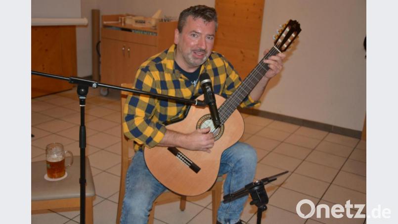 Fredl Fesl-Imitator Gery Gerspitzer erinnerte in seinem einstündigen Konzert an den bekannten niederbayerischen Liedermacher. Der Hofer Interpret bekam dafür viel Beifall. Bild: jr