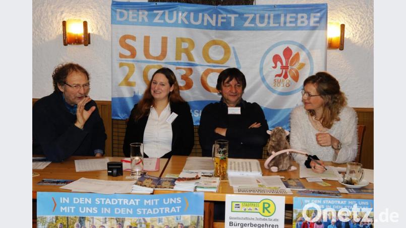 Über das Thema Stadtpass diskutieren (von links) Theo Wißmüller von der Diakonie, Kathrin Birner von SURO 2030, der Initiator des Modells in Regensburg, Reinhard Kellner, und Gerda Krusche von SURO 2030. Bild: mfh
