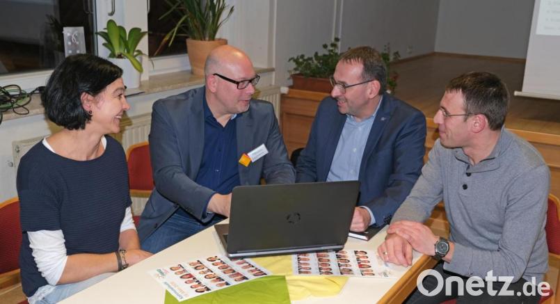 Matthias Rösch (Zweiter von links) entpuppte sich als Glücksgriff für die Freie Wählergemeinschaft (FWG). Birgit Neumann, Alexander Sailer und Stefan Erndt (von Links) mit dem Energieexperten bei der Nachbesprechung zu einem überzeugenden Abend. Bild: nm