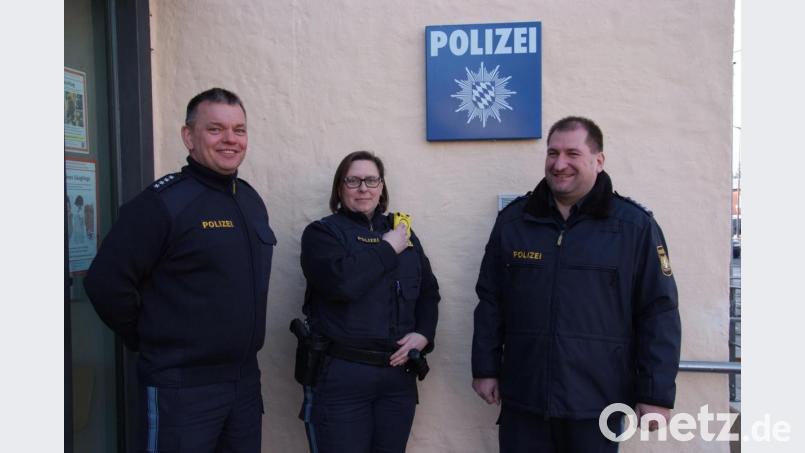 Dienststellenleiter Roland Heldwein (rechts) und sein Stellvertreter Georg Ziegler finden, dass sich die Body-Cams schon gut bewährt haben. Polizeihauptmeisterin Diana Lenz präsentiert vor der Inspektion Waldsassen eine der signalgelben Kameras, die per Knopfdruck jederzeit aktiviert werden kann. Bild: as