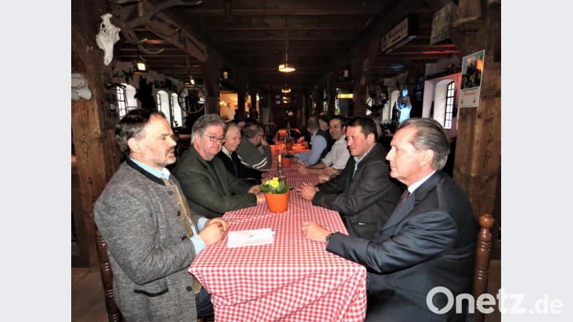 Viele Freunde und Wegbegleiter seines Engamgents für die Teichwirtschaft feierten mit Hans Klupp (Zweiter von links) im Brauereimuseum Friedenfels seinen Abschied. Bild: ubb