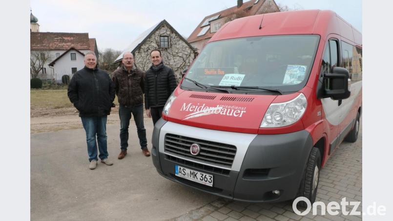 Zum Spalierstehen bei der Jungfernfahrt von „RuBi 30“ kommen (von links) Manfred Kugler, Hans-Jürgen Haas und Hans-Jürgen Strehl an die Haltestelle in Edelsfeld. Bild: gru