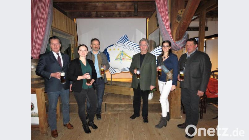 Eberhard Freiherr von Gemmingen-Hornberg, Stephanie Wenisch, Thomas Beer, Teichnixe Sophia Bächer und Klaus Bächer (von links) schenkten Hans Klupp (Dritter von rechts) zum Abschied einen neuen "Phantastischen Karpfen". Bild: ubb