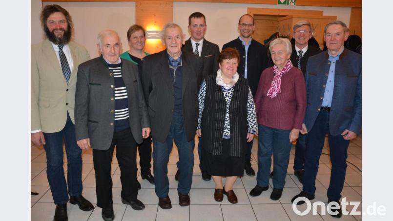 Seit sechzig Jahren gehören diese Mitglieder dem vlf an. Im Bild (von links) Zweiter Vorsitzender Hans Scherm, Ludwig Männer, Kreisbäuerin Irmgard Zintl, Engelbert Meier, Vorsitzender Helmut Grillmeier, Emma Burger, Kreisobmann Ely Eibisch, Elfriede Wolf, Geschäftsführer Wolfgang Wenisch und Josef Rosner. Bild: jr
