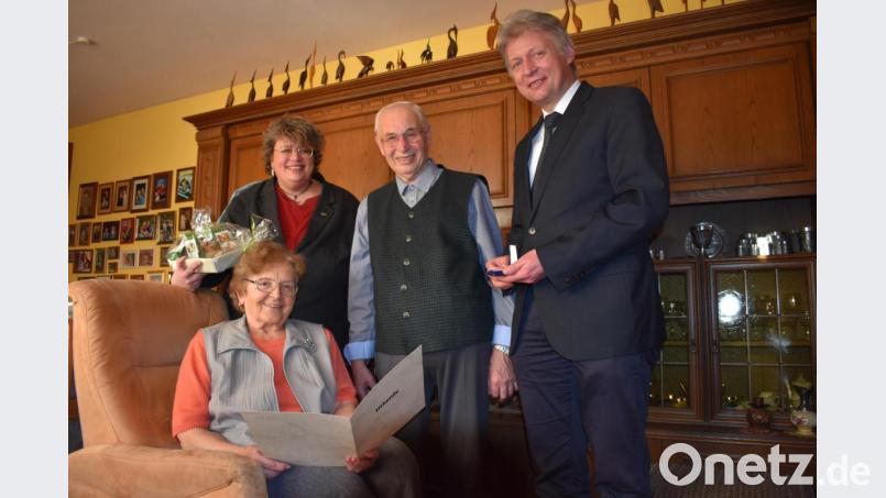 Bürgermeister Lothar Müller (rechts) und Dritte Bürgermeisterin Susanne Bittner (links) übergaben an Wilhelm (Mitte) und Hildegard Trisl (sitzend) eine Anerkennung für aufopfernde Pflege vom Bayerischen Sozialministerium. Bild: lue