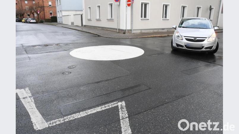 Punktlandung: Ab sofort beschäftigt ein weißer Kreis auf der Kreuzung Herrmann- und Asylstraße die Verkehrsteilnehmer. Bild: Gabi Schönberger