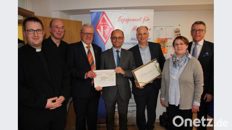 In Tirschenreuth wurde die neue ARV-Geschäftsstelle eingeweiht. Unser Bild zeigt von links Kaplan Daniel Fenk, Diakon Fritz Lieb, Geschäftsführer Helmut Sturm, stellvertretender Landrat Dr. Alfred Scheidler, ARV-Vorsitzender Thilo Schmidt, Pflegedienstleiterin Melanie Schindlbeck und Bürgermeister Franz Stahl. Bild: kro