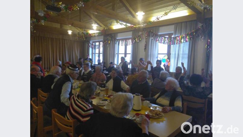 Beim Seniorenfasching im Pfarrheim wurde kräftig geschunkelt und mitgesungen. Bild: rfi