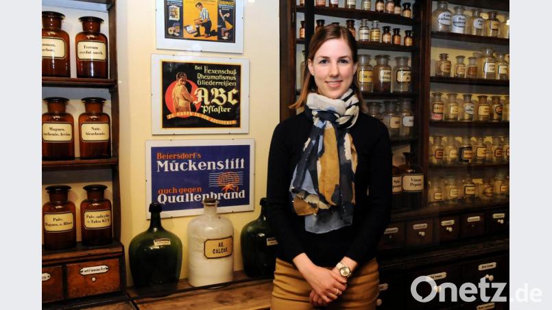 Julia Riß, die neue Leiterin des Amberger Stadtmuseums, inmitten der ehemaligen Adler-Apotheke, die zu den Höhepunkten der Ausstellung gehört. Bild: Stephan Huber