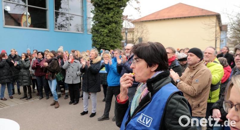Dem Aufruf der vier BLLV-Kreisverbände in Amberg-Sulzbach, gegen die Notmaßnahmen des Kultusministeriums zum Lehrermangel zu protestieren, waren weit über 100 Lehrer gefolgt. Nach Hahnbach war auch Ursula Schroll (vorne), Ehrenvorsitzende des BLLV-Bezirksverbands, gekommen. Bild: Wolfgang Steinbacher