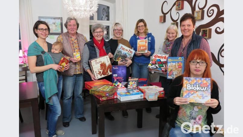 Sandra Hader (Zweite von rechts) und Ilka Spiegler (Zweite von links) hatten zum ersten Spieleabend in das Familienzentrum Mittendrin eingeladen. Bild: jzk