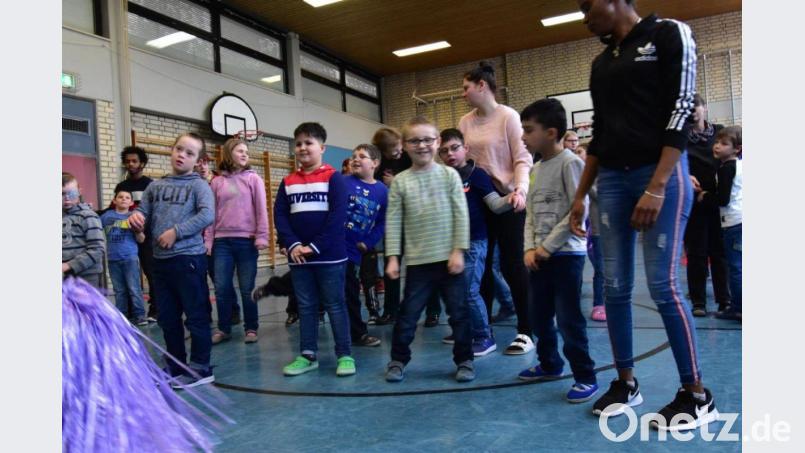 Schüler einer Berufsintegrationsklasse unterstützten Kinder mit Behinderung. Bild: exb