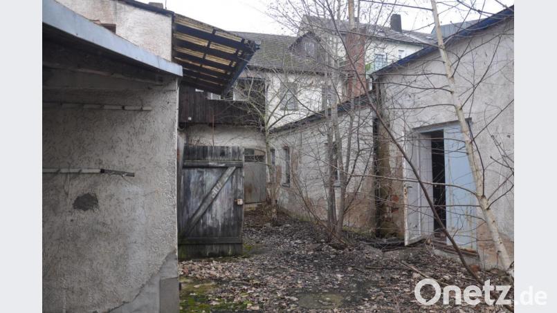 Ein bisschen &quot;Lost Place&quot;: Doch die alte Bebauung auf dem Braunschläger-Areal kann nicht mehr genutzt werden Für den Bau der Tagespflegeeinrichtung müssen die Gebäude komplett entfernt werden. Bild: ws