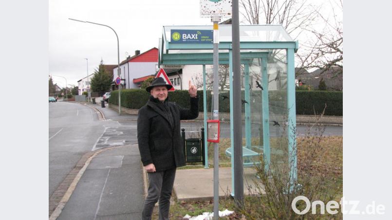 Bürgermeister Richard Kammerer zeigt auf eines der BAXI-Schilder an der Haltestelle „Kreuzäckersiedlung“. BAXI-Haltestellen sind an den bekannten Bushaltestellen sowie im Ebenweg gegenüber dem Kindergarten und in Steinfels. Bild: knh