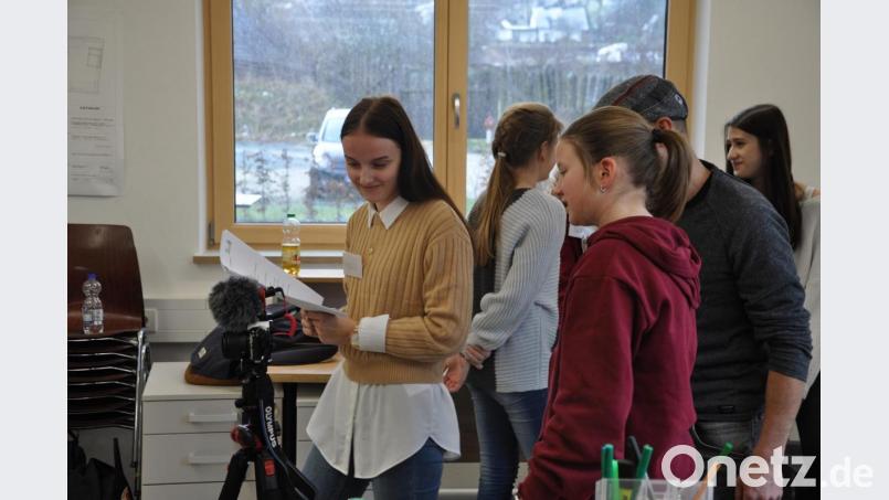 Unter Anleitung von Philip Reich setzen die Schülerinnen der Mädchenrealschule die Zeitzeugen gekonnt in Szene. Bild: hba