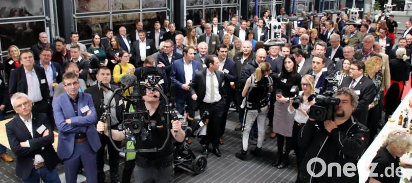 Zahlreiche Gäste, auch aus dem Showbusiness, fanden am Donnerstag den Weg zur Neueröffnung des Autohauses Maschek in Wackersdorf. Bild: Thomas Dobler