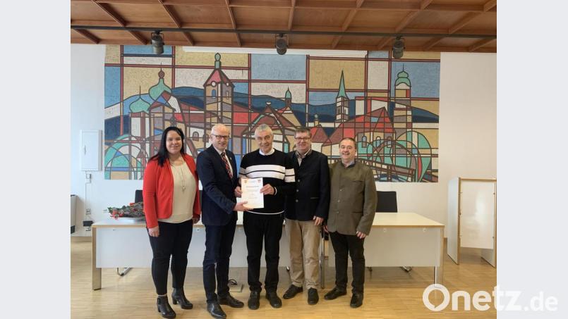 Josef Schlegl (Mitte) wird vom Gemeinschaftsvorsitzenden und Bürgermeister Bernhard Lindner (Zweiter von links) offiziell zum interkommunalen Datenschutzbeauftragte bestellt. Dazu gratulieren Geschäftsstellenleiterin Sabine Wilde (links) sowie (von rechts) der stellvertretende Gemeinschaftsvorsitzende und Gebenbacher Bürgermeister Peter Dotzler und der Kreisvorsitzende des Bayerischen Gemeindetages, Schmidmühlens Bürgermeister Peter Braun. Bild: ibj