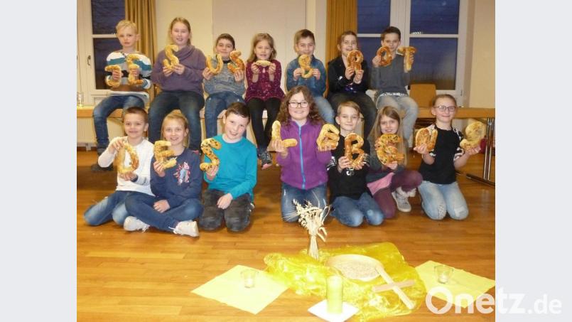 14 Kommunionkinder hatten sichtlich Spaß bei einen gemeinsamen freiwilligen Nachmittag im Herz-Jesu-Pfarrheim. Bild: mez