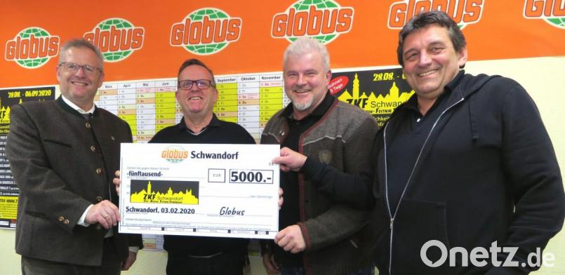Globus-Marktleiter Reiner Debernitz (Zweiter von links) überreichte den Konzertveranstaltern Arthur Theisinger und Martin Gradl (von rechts) einen Scheck über 5000 Euro. Auch Oberbürgermeister Andreas Feller (links) sagte seine Unterstützung für das Zelt-Kultur-Festival zu. Bild: Hirsch