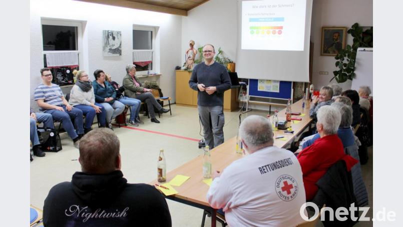 Fachkrankenpfleger Franz Josef Schöpf sprach bei der Monatsversammlung der BRK-Bereitschaft.über das Thema Schmerz. Bild: Picasa