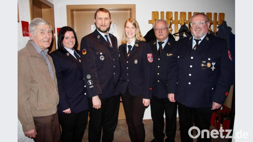 Neue Schriftführerin im Feuerwehrverein Fuhrmannsreuth ist Anna-Lena Hofmann, Erster Kommandant ist . bzw. 2. Kommandant wurden Fabian Günther und Lisa Schreyer (von links). Ganz links im Bild: 1. Bürgermeister Ludwig König und (von rechts) Vorsitzender Raimund Hofmann und KBI Otto Braunreuther. Bild: wro