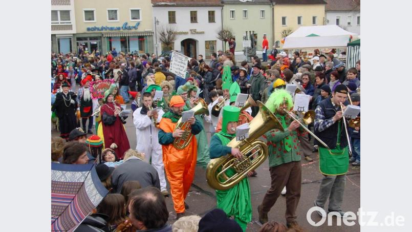 Viel Fußvolk und noch wenig Lautsprecher gab es 2003 beim Faschingszug in Pfreimd. Bild: hm
